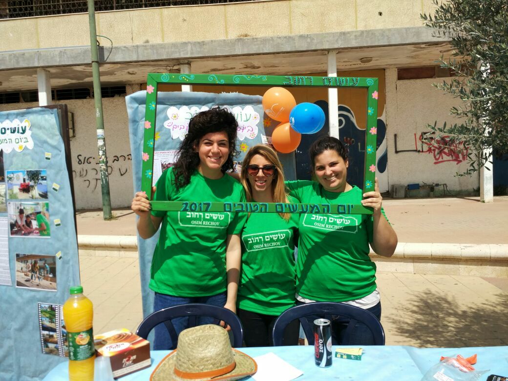 סטודנטים עושים שמח ברחבת הכנסת (צילום: יח''צ)